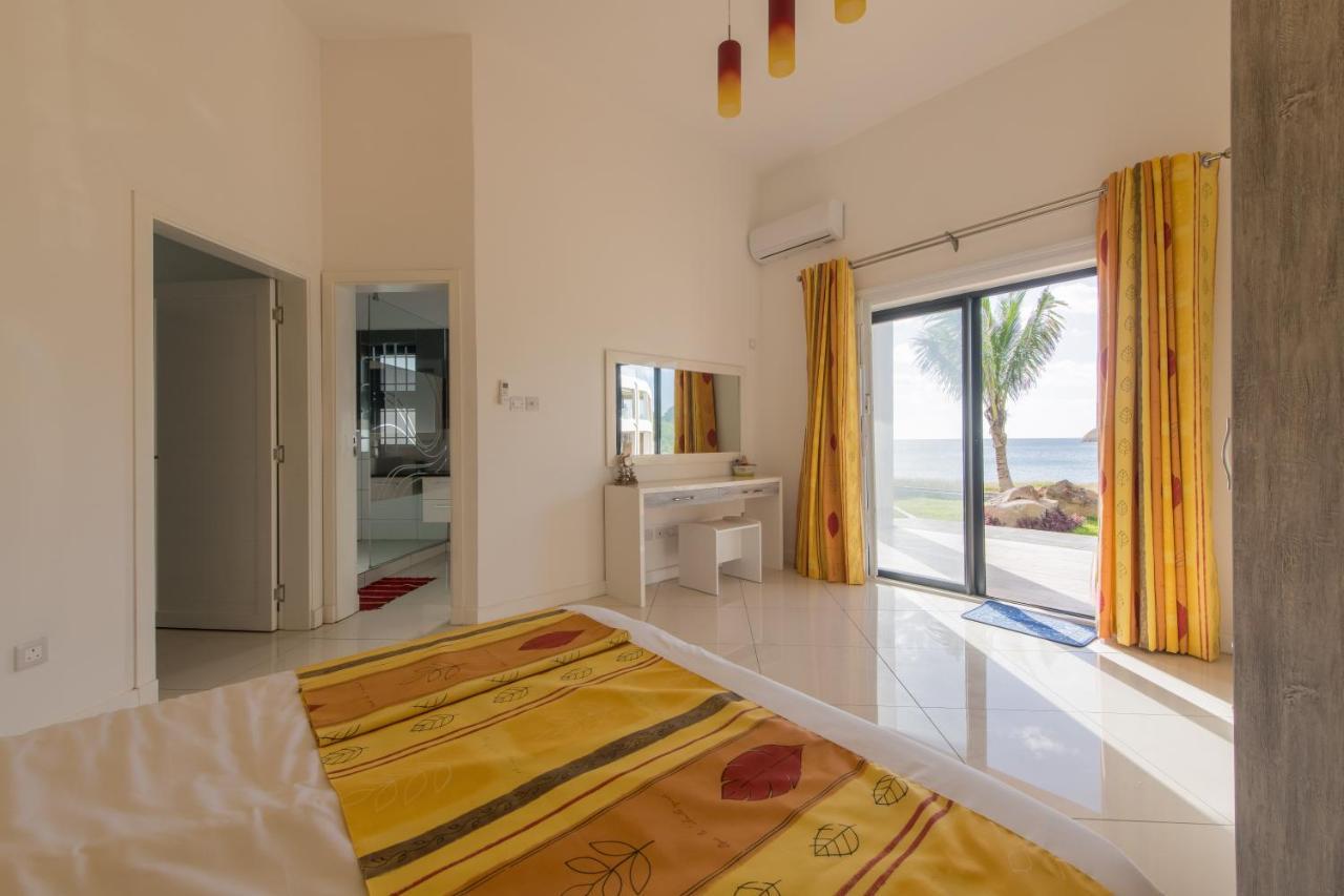 Pierre Bleue Beachfront Villa Flic en Flac Экстерьер фото