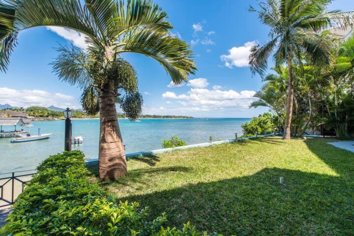 Pierre Bleue Beachfront Villa Flic en Flac Экстерьер фото